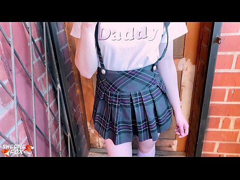 ❤️ Musikana Wechikoro Anoyamwa mboro yake zvakadzika uye anohura panzvimbo yemakirasi. pane zvinonyadzisira sn.villagesexvideos.ru