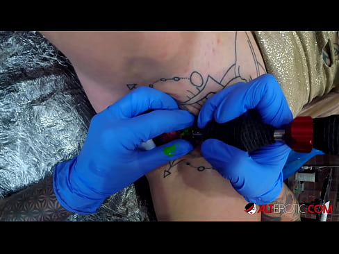 ❤️ Musikana ane nyora zvakanyanya Sully Savage akawana tattoo pa clitoris yake pane zvinonyadzisira sn.villagesexvideos.ru