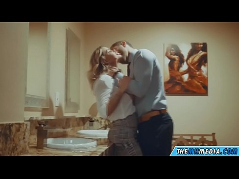 ❤️ Kana blonde ine busty inokukwezvera muchimbuzi cheveruzhinji pane zvinonyadzisira sn.villagesexvideos.ru